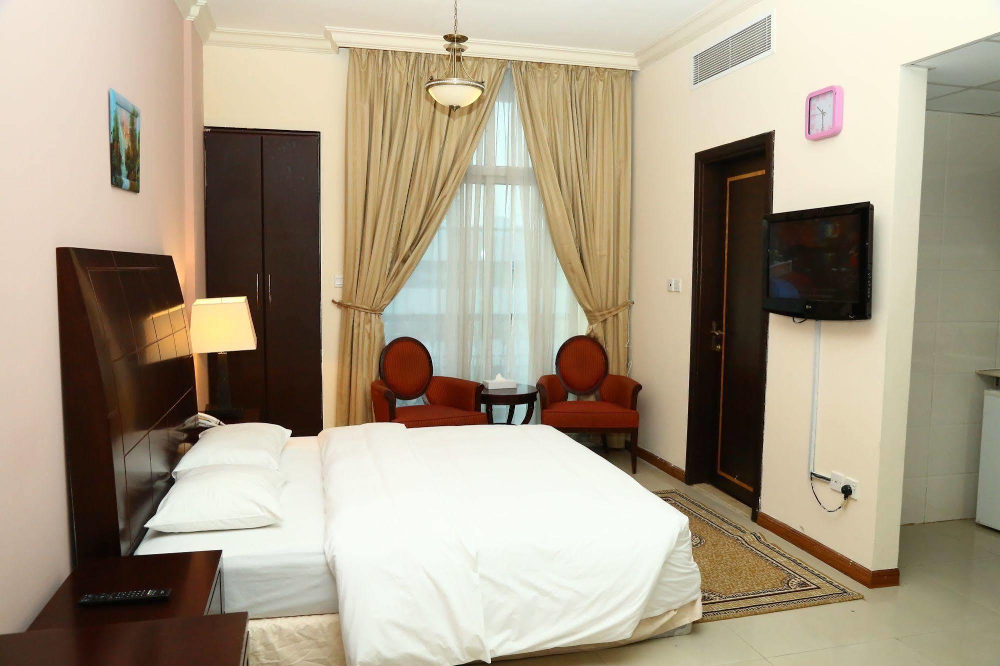 Golden Square Hotel Apartments Dubai Exterior photo